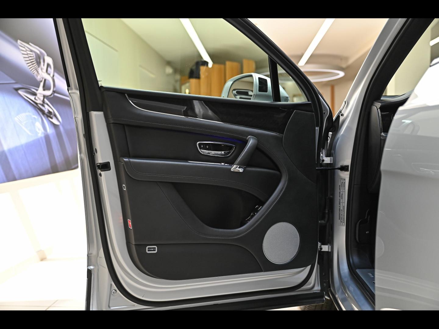 Voitures occasions BENTLEY Bentayga Base Paris