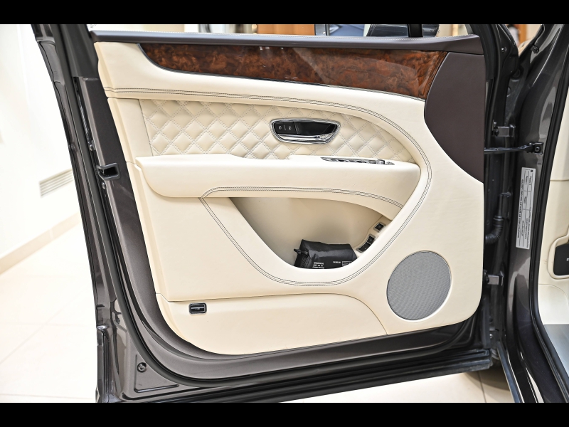 Voitures occasions BENTLEY Bentayga Base Paris