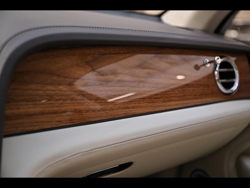 Voitures occasions BENTLEY Bentayga Base Paris