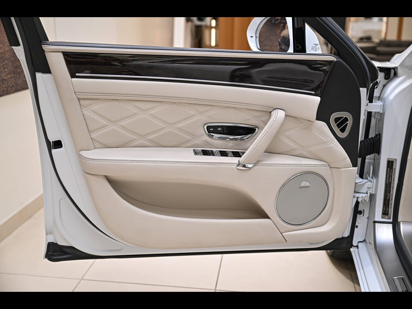 Voitures occasions BENTLEY Flying Spur Base Paris