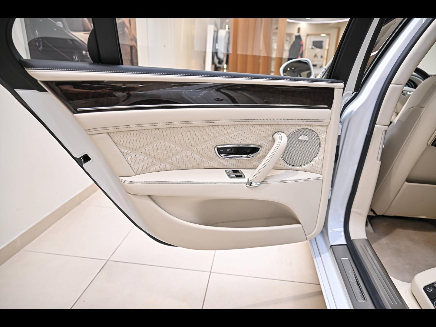 Voitures occasions BENTLEY Flying Spur Base Paris
