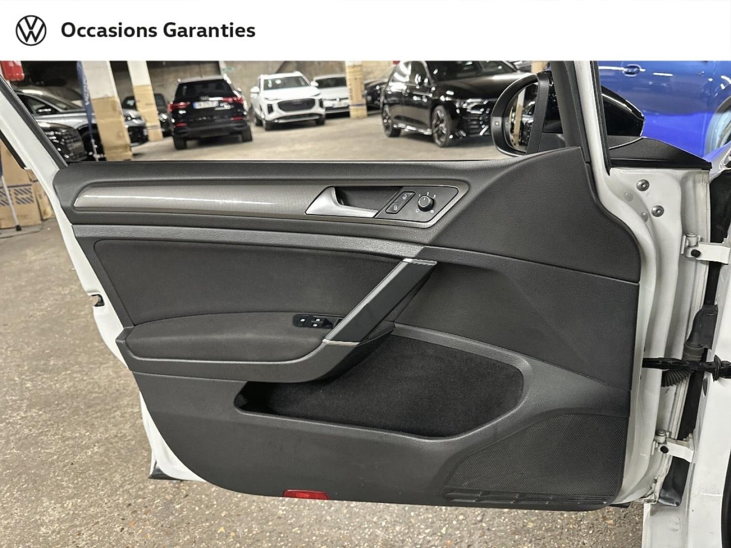 Voitures occasions VOLKSWAGEN GOLF IQ.Drive Paris