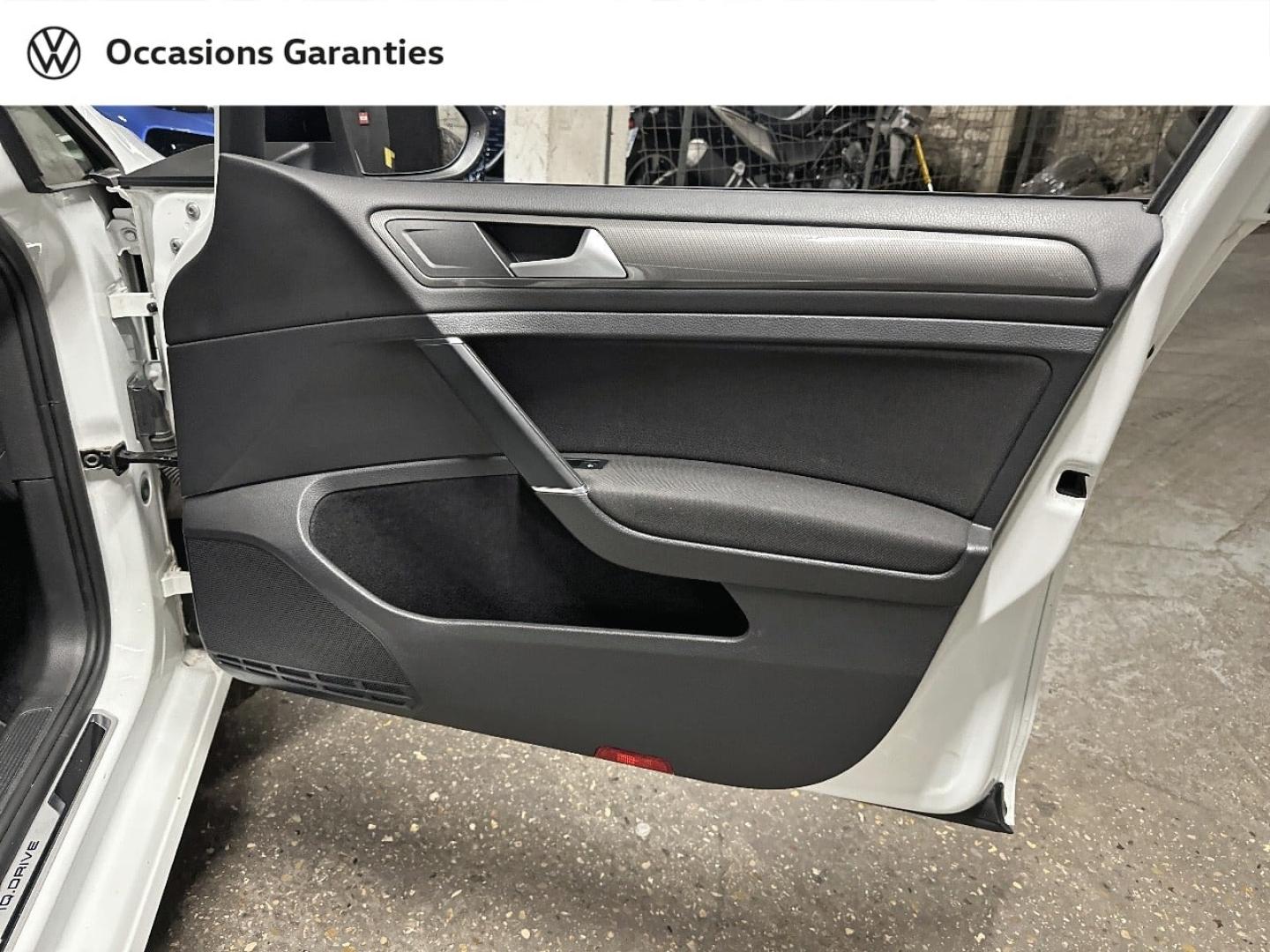 Voitures occasions VOLKSWAGEN GOLF IQ.Drive Paris