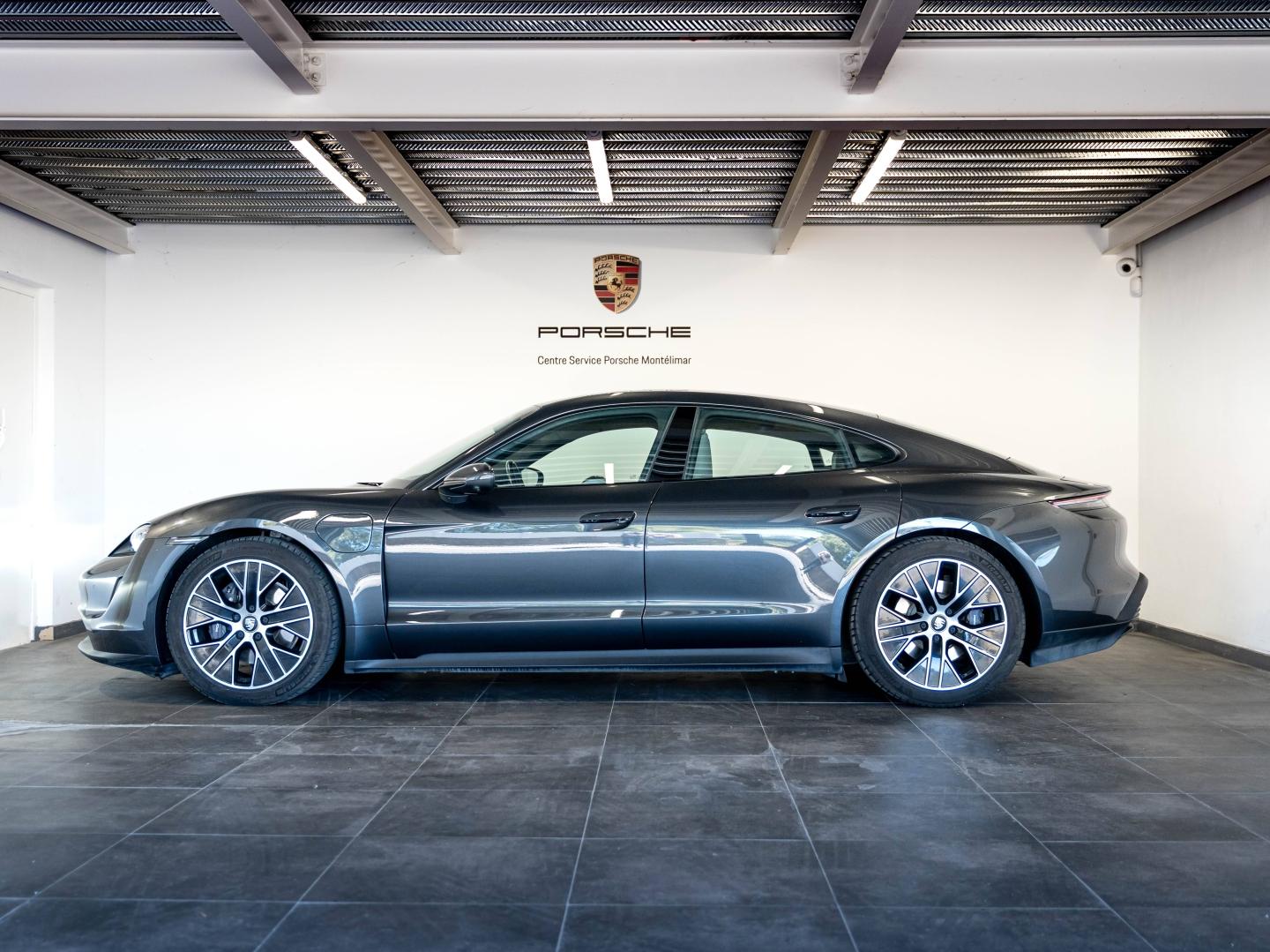 Voitures occasions PORSCHE Taycan Base Montélimar
