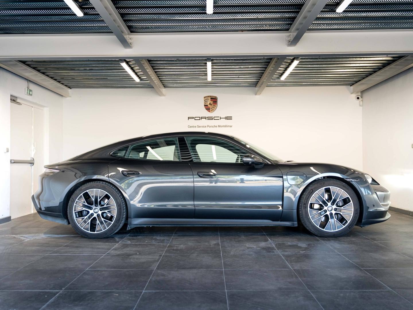 Voitures occasions PORSCHE Taycan Base Montélimar