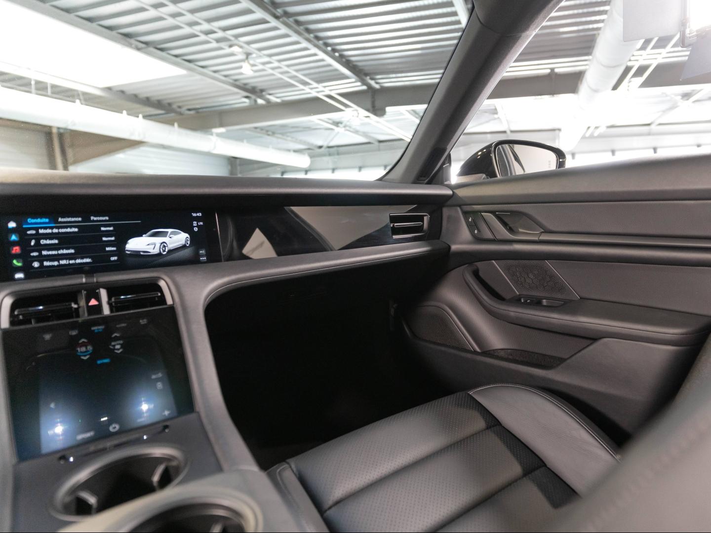 Voitures occasions PORSCHE Taycan Base Montélimar