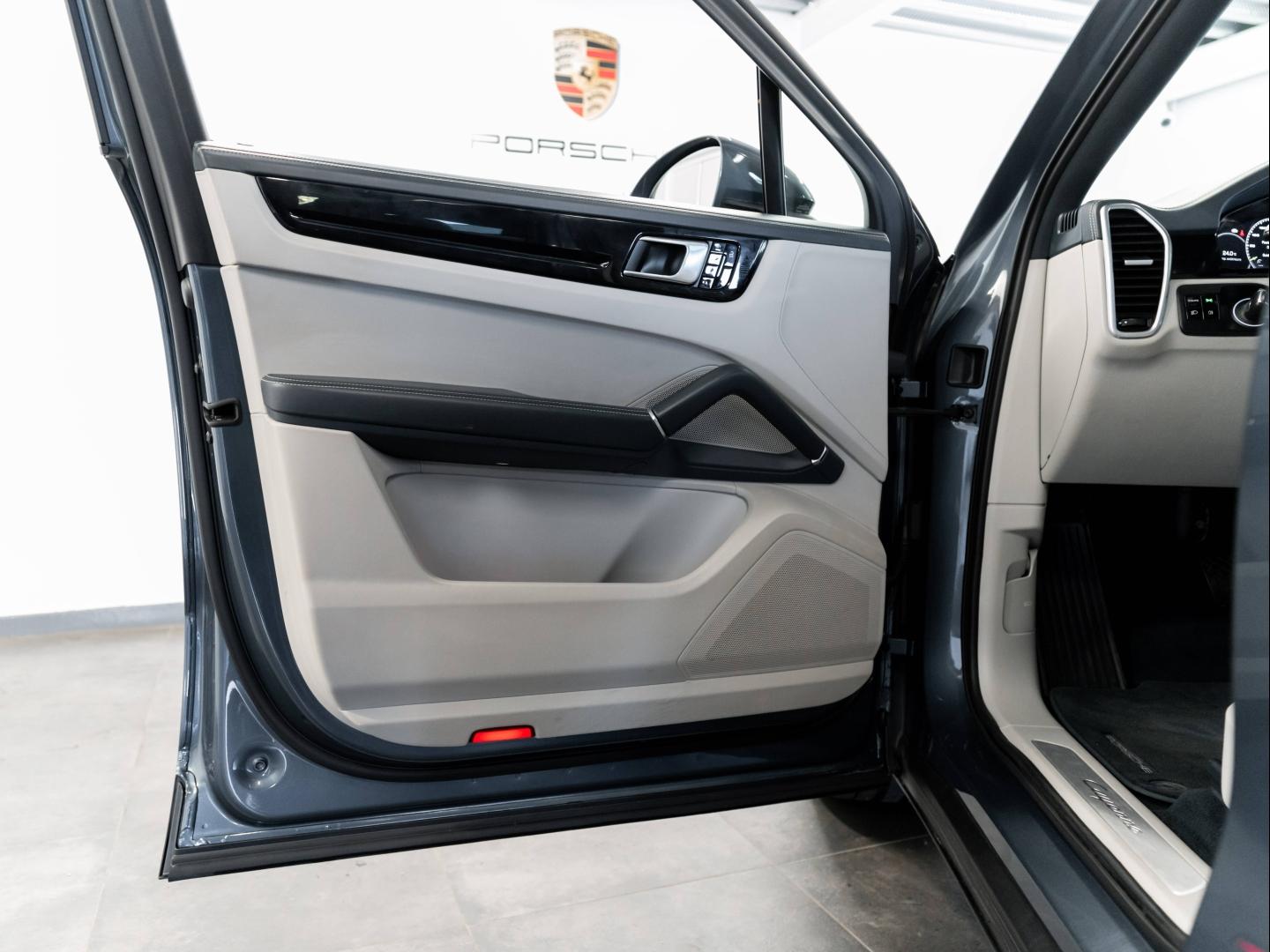 Voitures occasions PORSCHE Cayenne Coupe E-Hybrid Montélimar