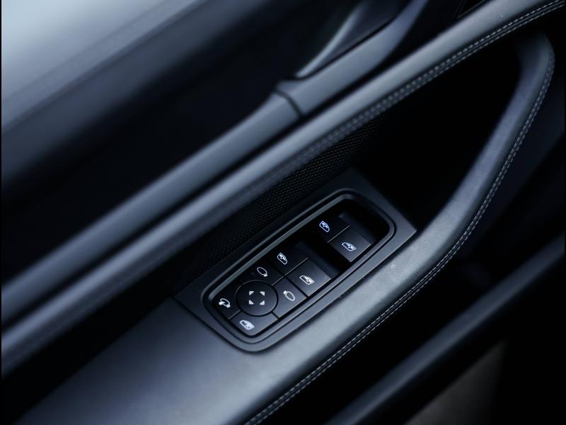 Voitures occasions PORSCHE Taycan Base Villeneuve-d'Ascq