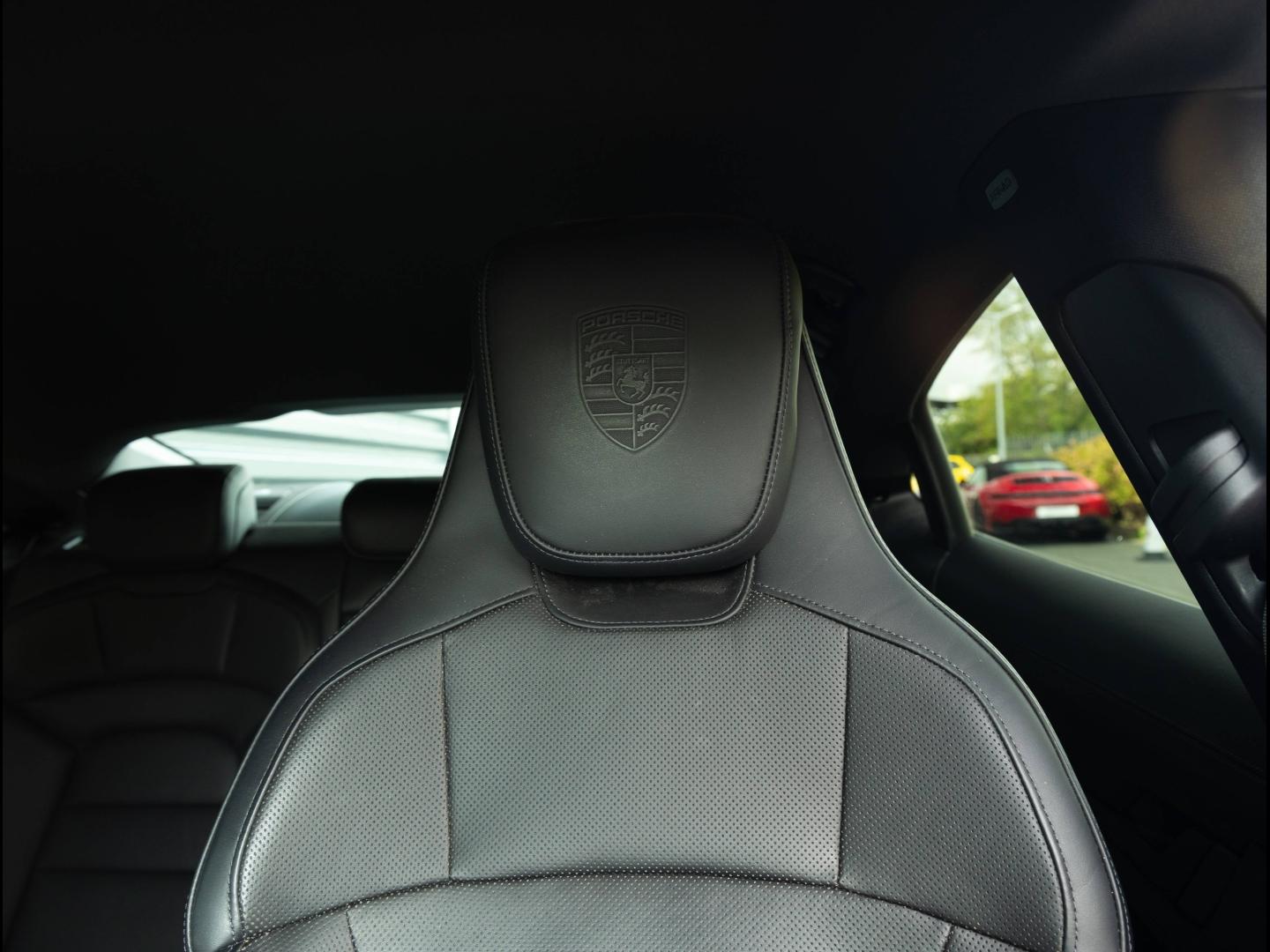 Voitures occasions PORSCHE Taycan Base Villeneuve-d'Ascq
