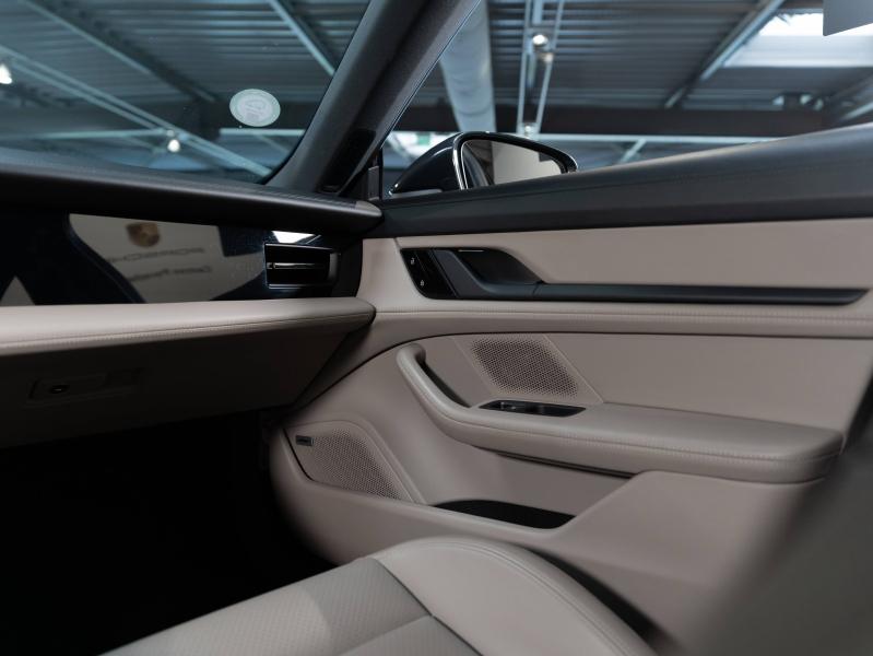 Voitures occasions PORSCHE Taycan Base Champagne-au-Mont-d'Or