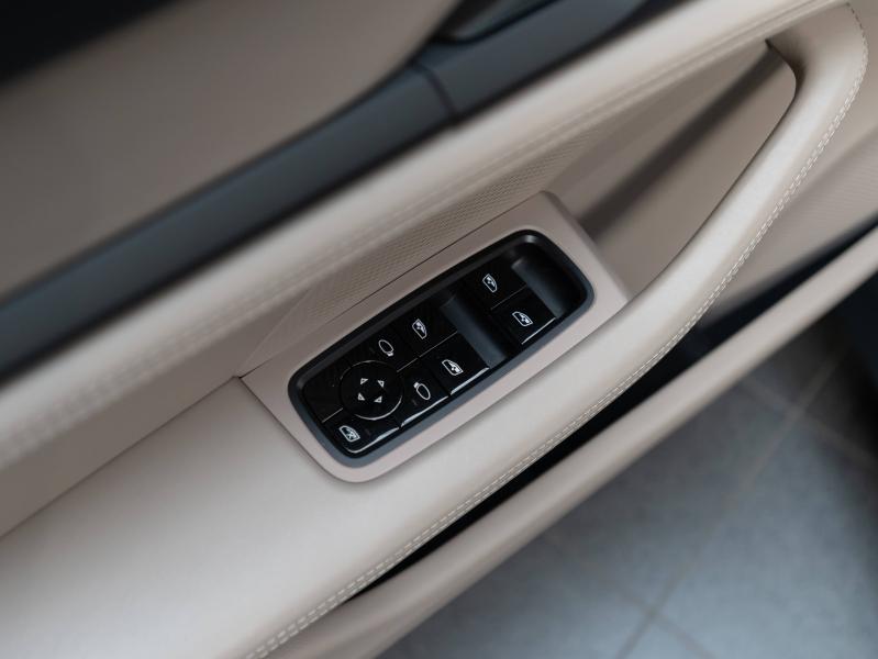 Voitures occasions PORSCHE Taycan Base Champagne-au-Mont-d'Or