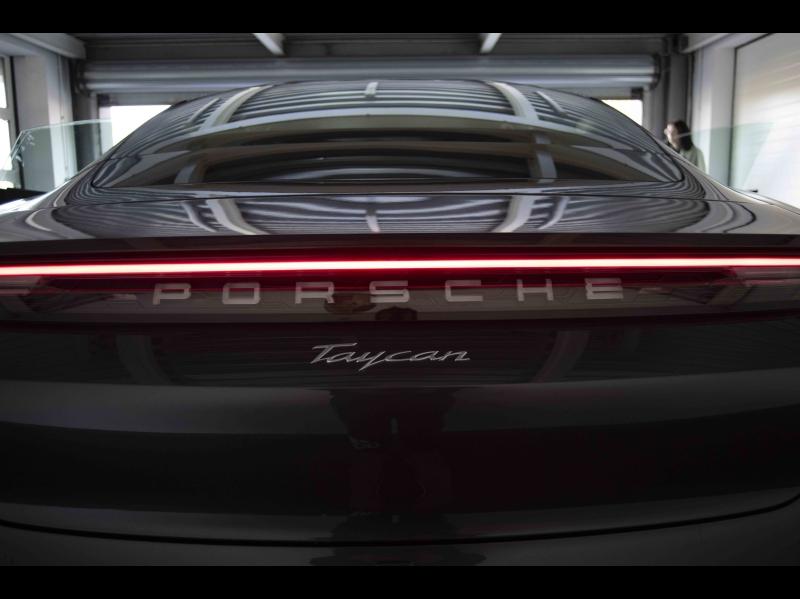 Voitures occasions PORSCHE Taycan Base Champagne-au-Mont-d'Or