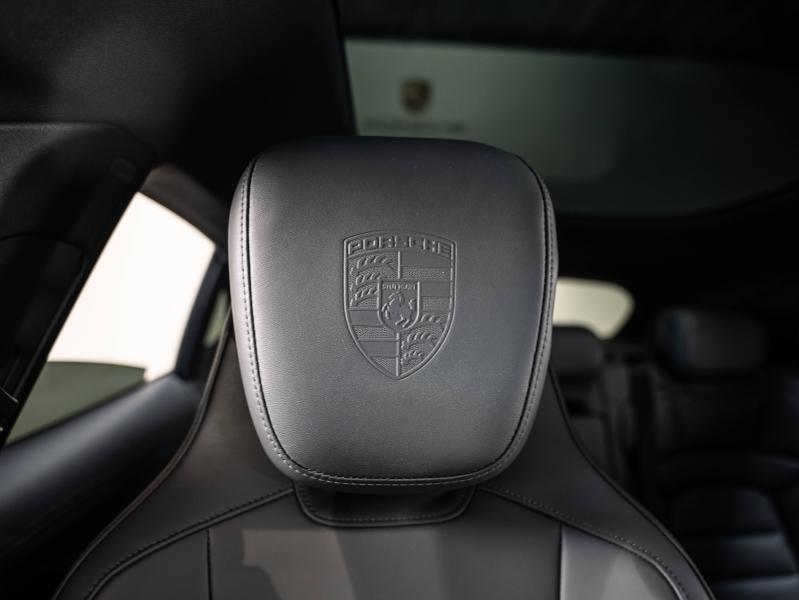 Voitures occasions PORSCHE Taycan Base Champagne-au-Mont-d'Or