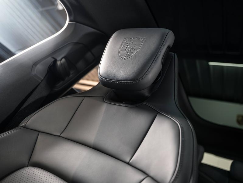 Voitures occasions PORSCHE Taycan Base Champagne-au-Mont-d'Or