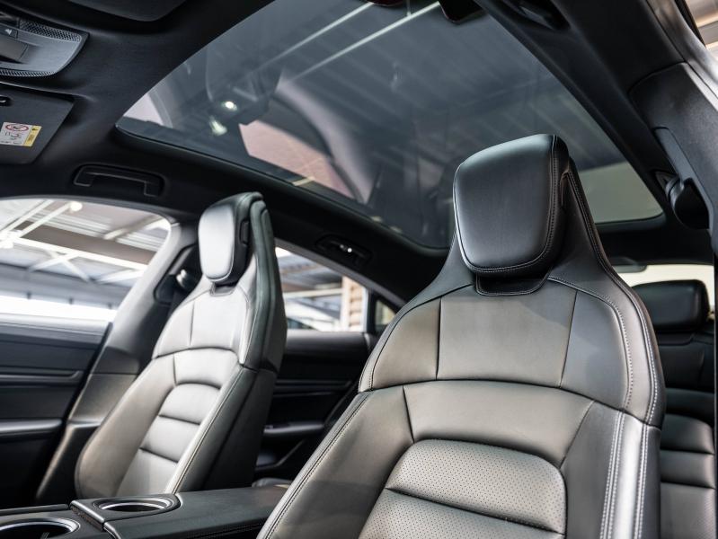 Voitures occasions PORSCHE Taycan Base Champagne-au-Mont-d'Or