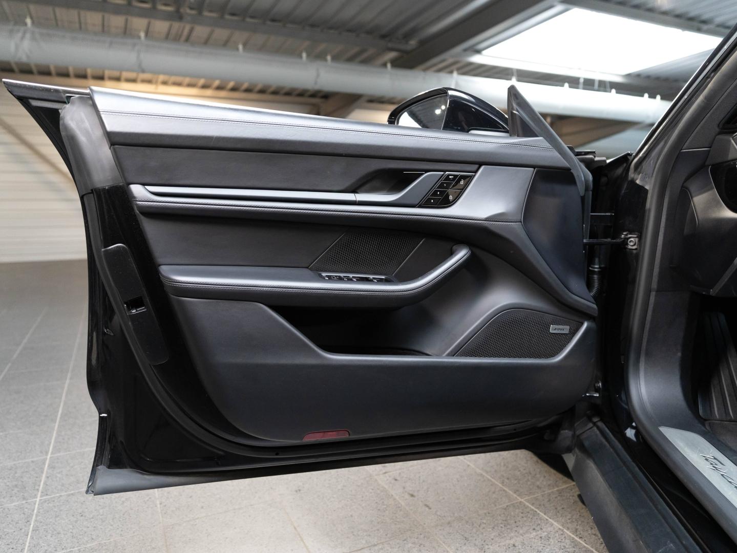 Voitures occasions PORSCHE Taycan 4S Champagne-au-Mont-d'Or