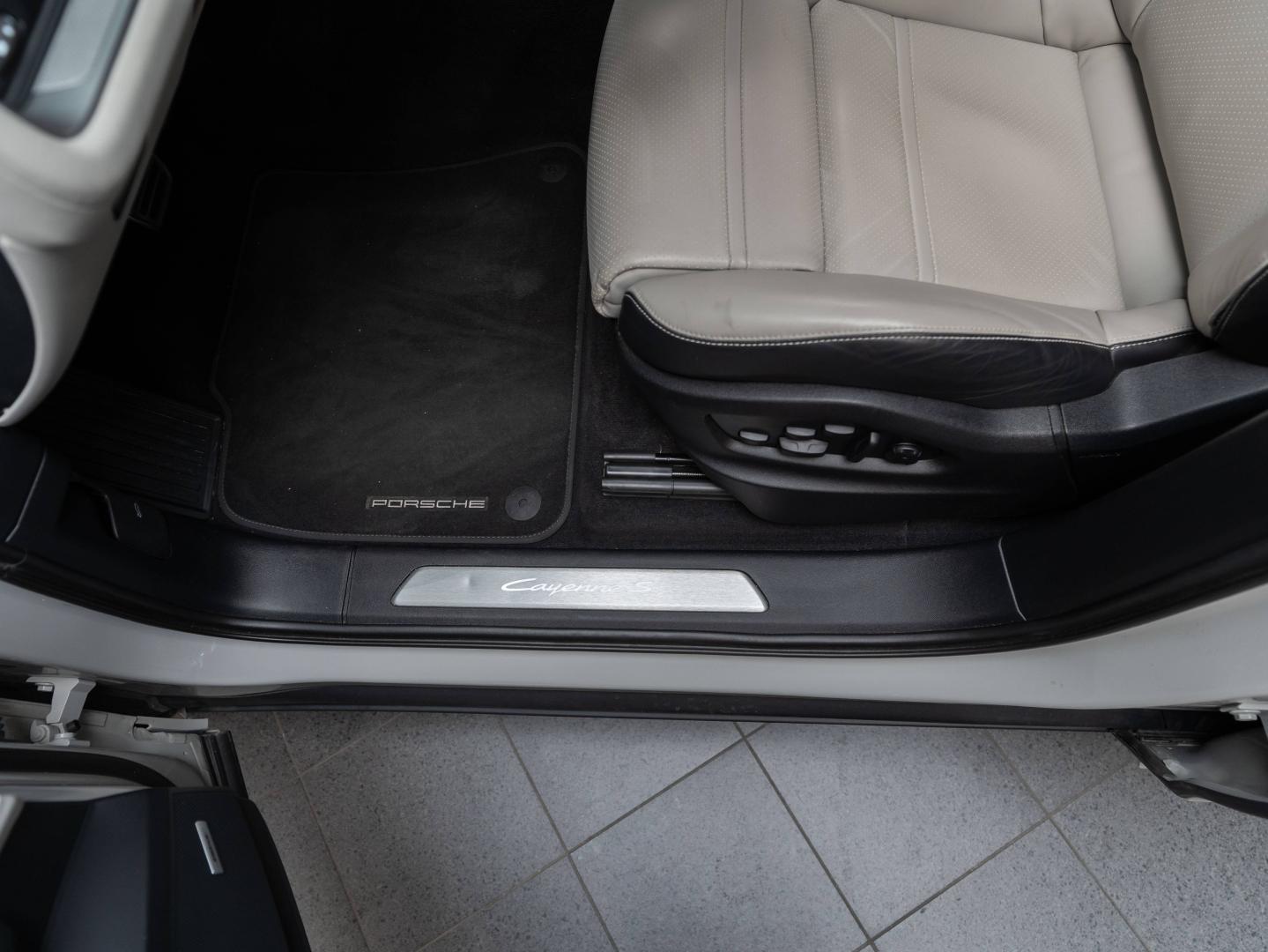 Voitures occasions PORSCHE CAYENNE S E-Hybrid Champagne-au-Mont-d'Or