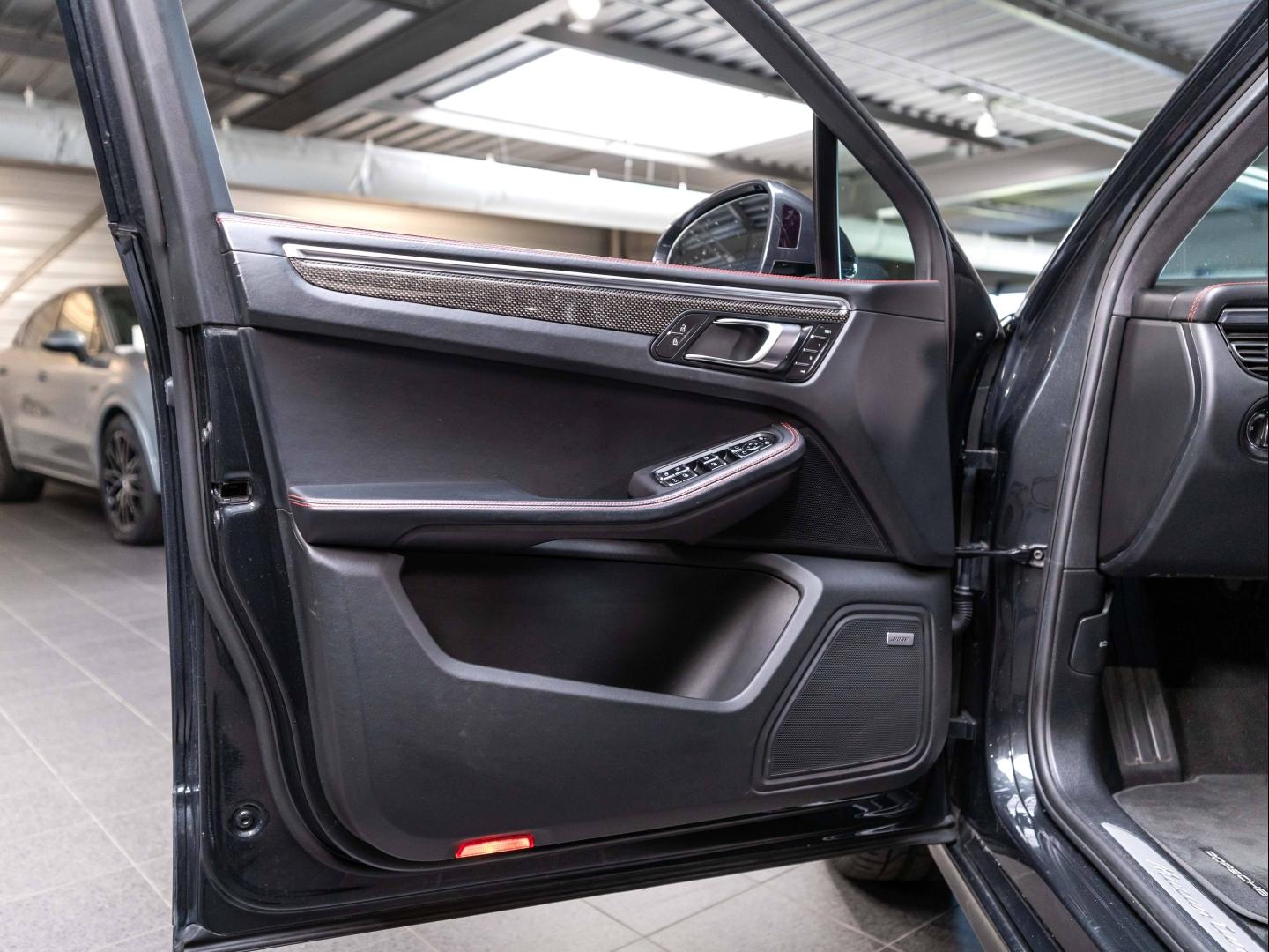 Voitures occasions PORSCHE MACAN Turbo Champagne-au-Mont-d'Or