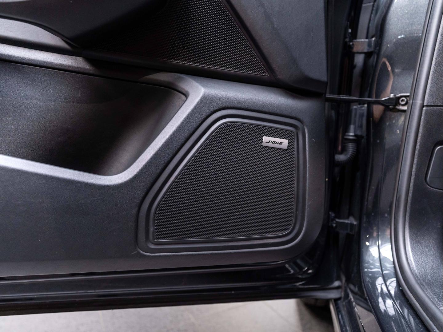 Voitures occasions PORSCHE MACAN Turbo Champagne-au-Mont-d'Or