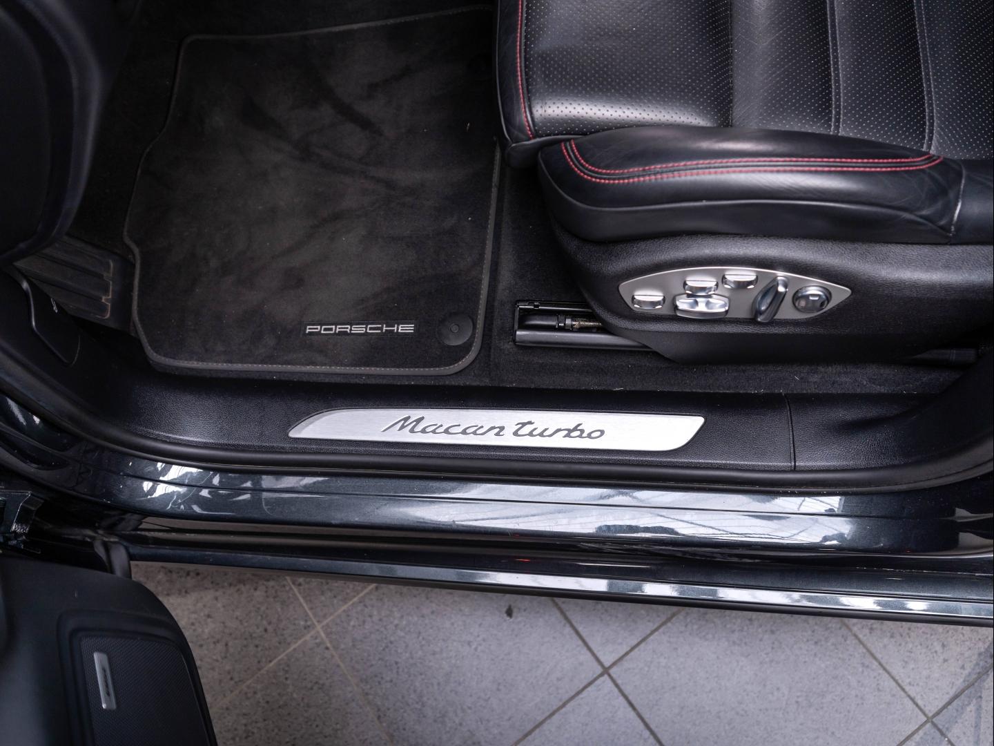 Voitures occasions PORSCHE MACAN Turbo Champagne-au-Mont-d'Or