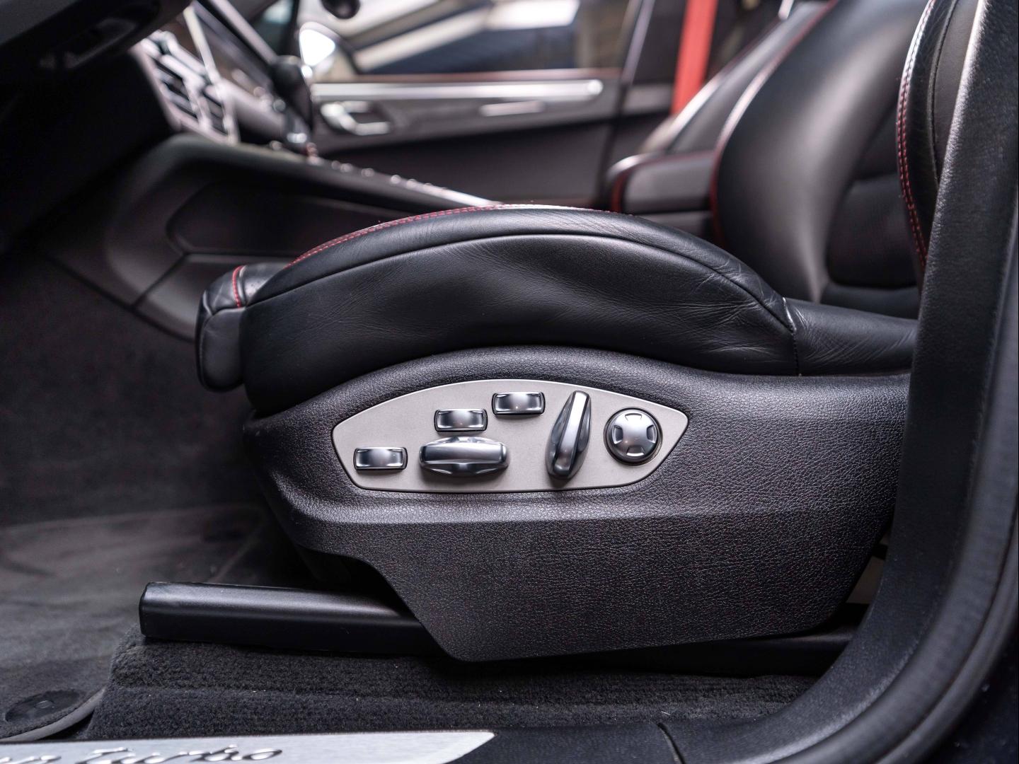 Voitures occasions PORSCHE MACAN Turbo Champagne-au-Mont-d'Or