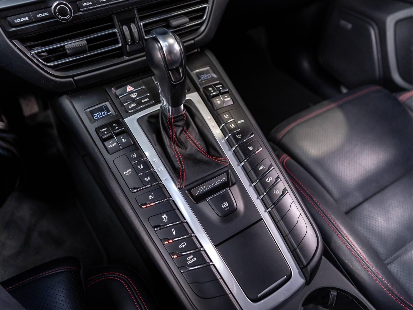 Voitures occasions PORSCHE MACAN Turbo Champagne-au-Mont-d'Or